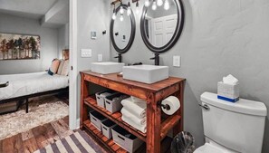 Shower, hair dryer, towels - Stylish 2BD 5 Min to Ski Lift and Downtown (Breckenridge)