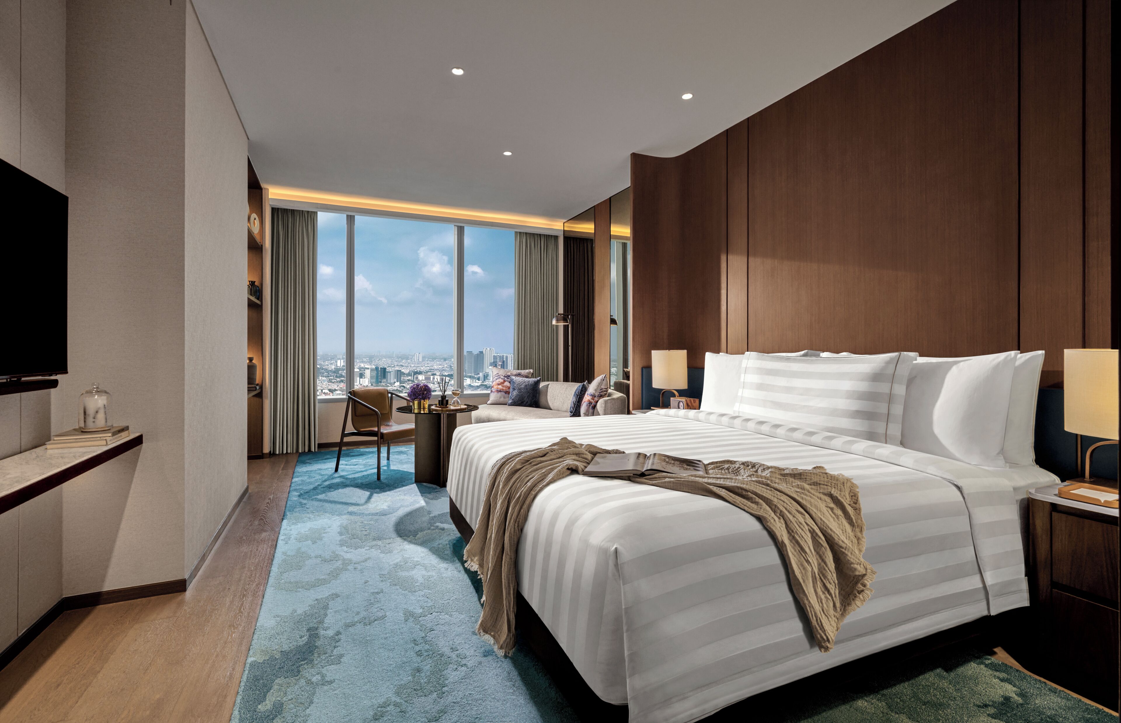 Pacific Club Room King | Hypo-allergenic bedding, down duvets, pillow-top beds, minibar