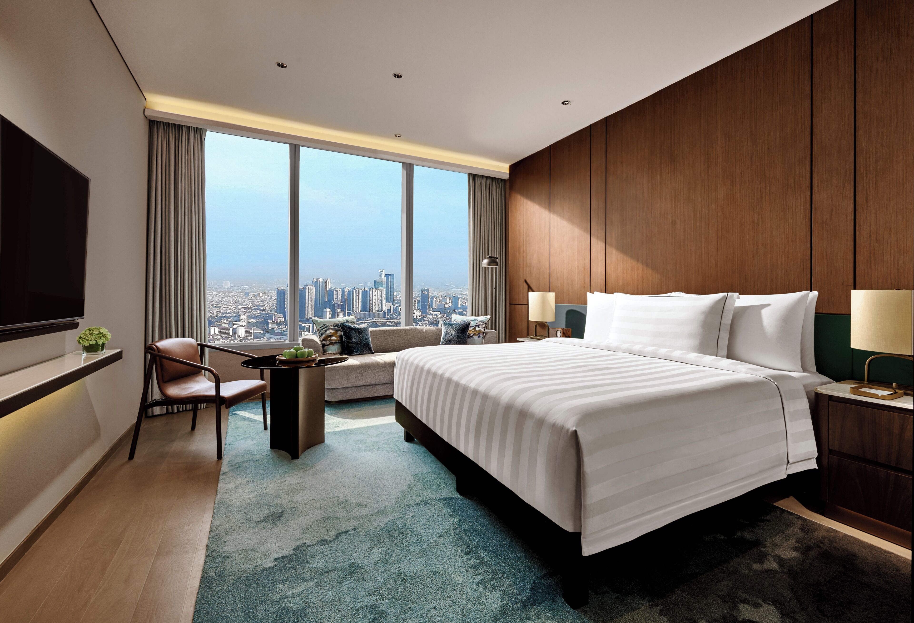 Premier Room King | Hypo-allergenic bedding, down duvets, pillow-top beds, minibar