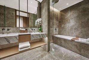 Executive Twin Room | 浴室 | 名牌盥洗用品、吹風機、浴袍、拖鞋