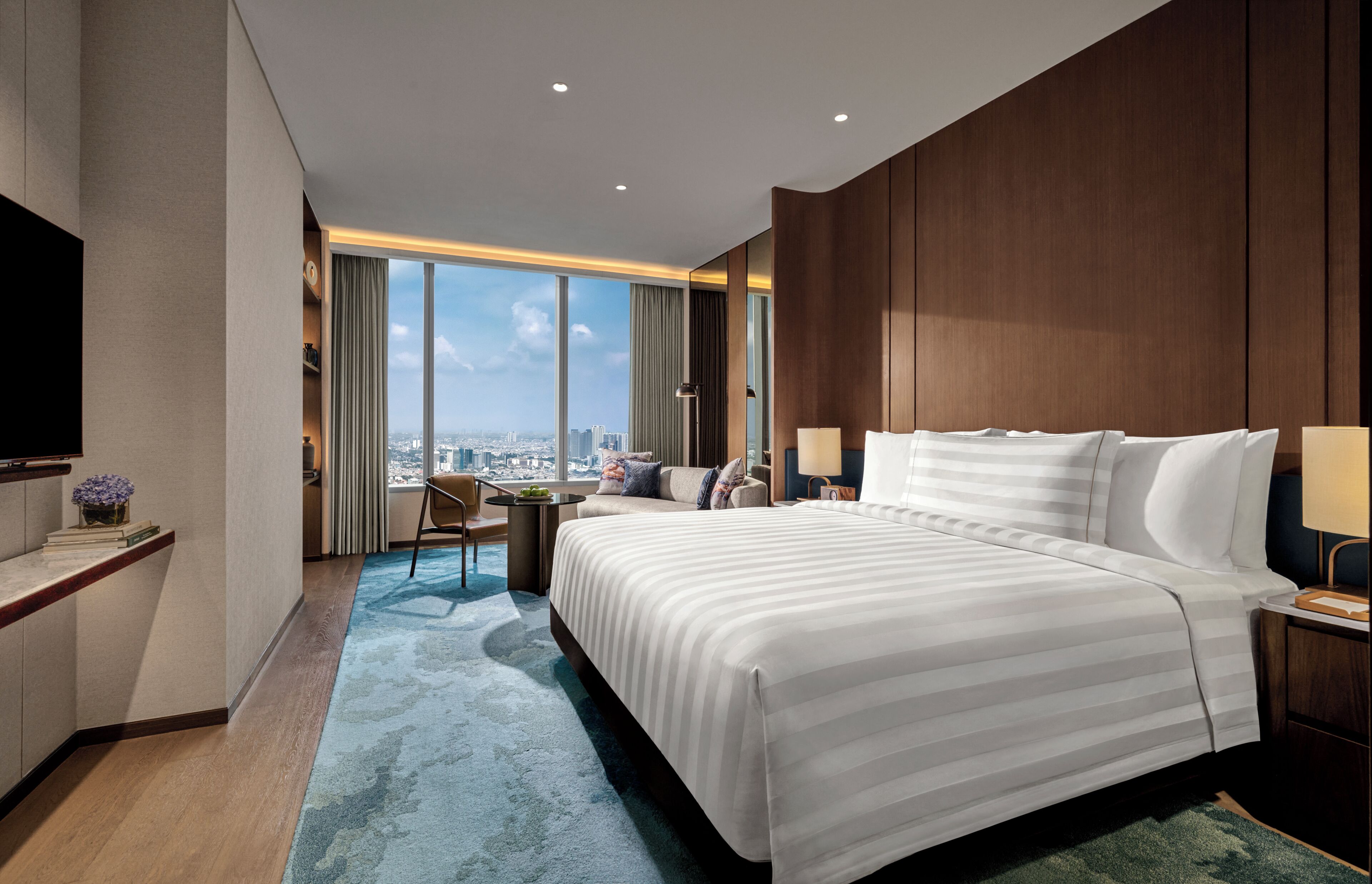 Executive Room King | Hypo-allergenic bedding, down duvets, pillow-top beds, minibar