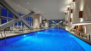 Una piscina techada, una piscina al aire libre