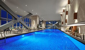 Una piscina cubierta, una piscina al aire libre