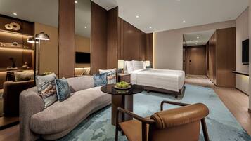 Executive Room King | Hypo-allergenic bedding, down duvets, pillow-top beds, minibar