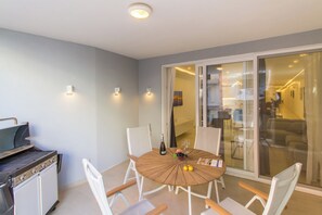 Familienapartment, 3 Schlafzimmer (A Spacious & Modern Apart by the sea) | Speisen im Freien
