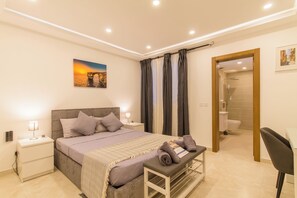 Familienapartment, 3 Schlafzimmer (A Spacious & Modern Apart by the sea) | 3 Schlafzimmer, Bügeleisen/Bügelbrett, kostenloses WLAN, Bettwäsche