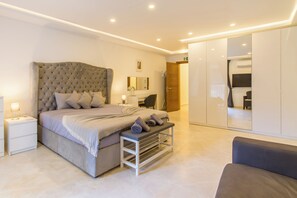 Apartament familiar, 3 dormitoris (A Spacious & Modern Apart by the sea) | 3 dormitoris, planxa i posts de planxar, wifi gratuïta i roba de llit
