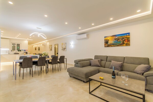 Familienapartment, 3 Schlafzimmer (A Spacious & Modern Apart by the sea) | Innenbereich
