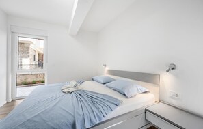 3 bedrooms, travel crib, free WiFi, bed sheets - 3 bedroom stunning apartment in Vodice (Vodice)
