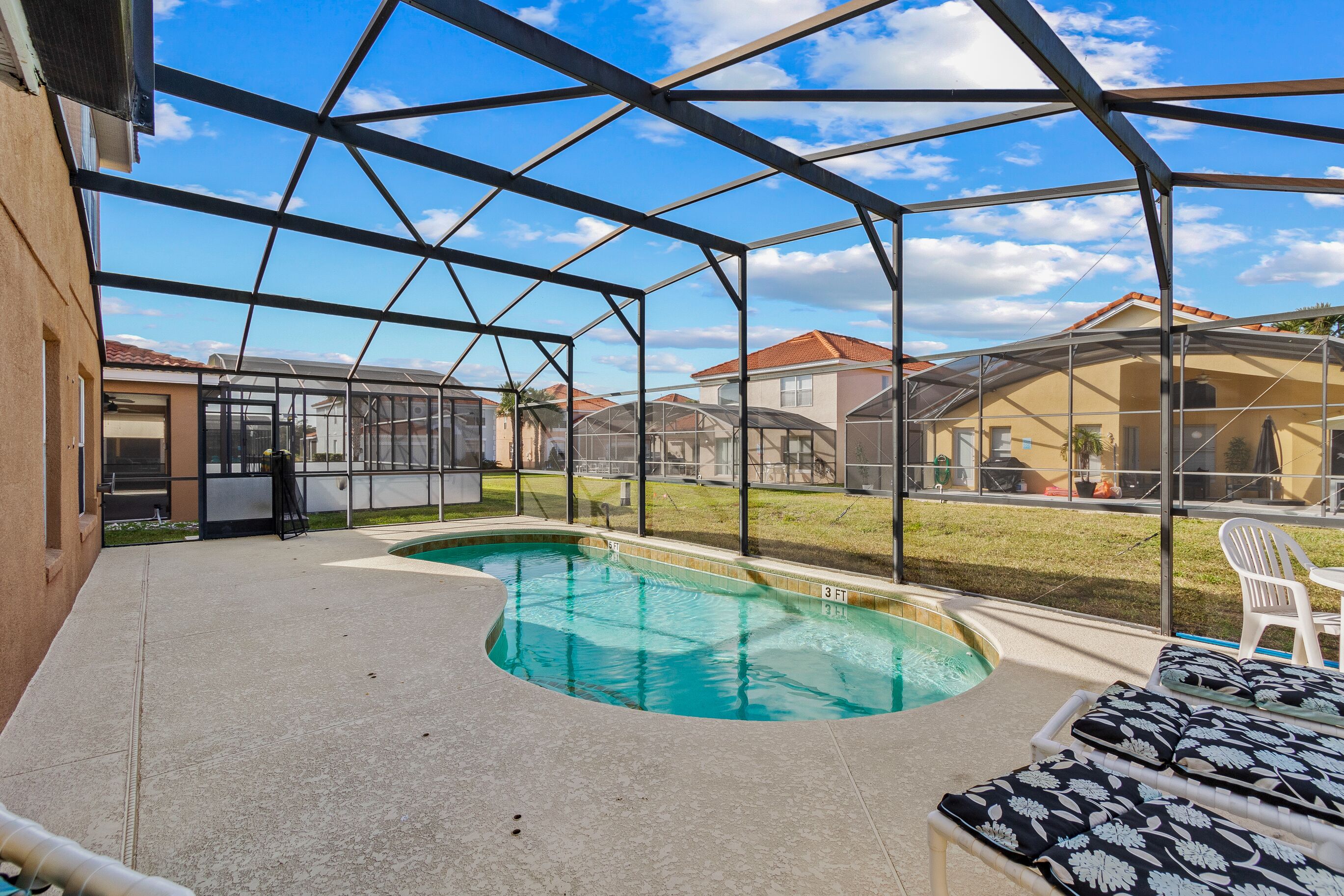 Family Ready in Gated Community Near Attractions