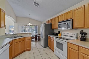 Fridge, microwave, oven, stovetop - Family Ready in Gated Community Near Attractions (Davenport)