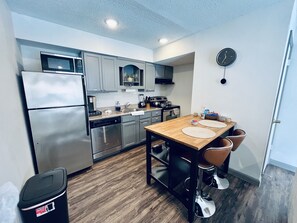Réfrigérateur, four à micro-ondes, un four, surface de cuisson