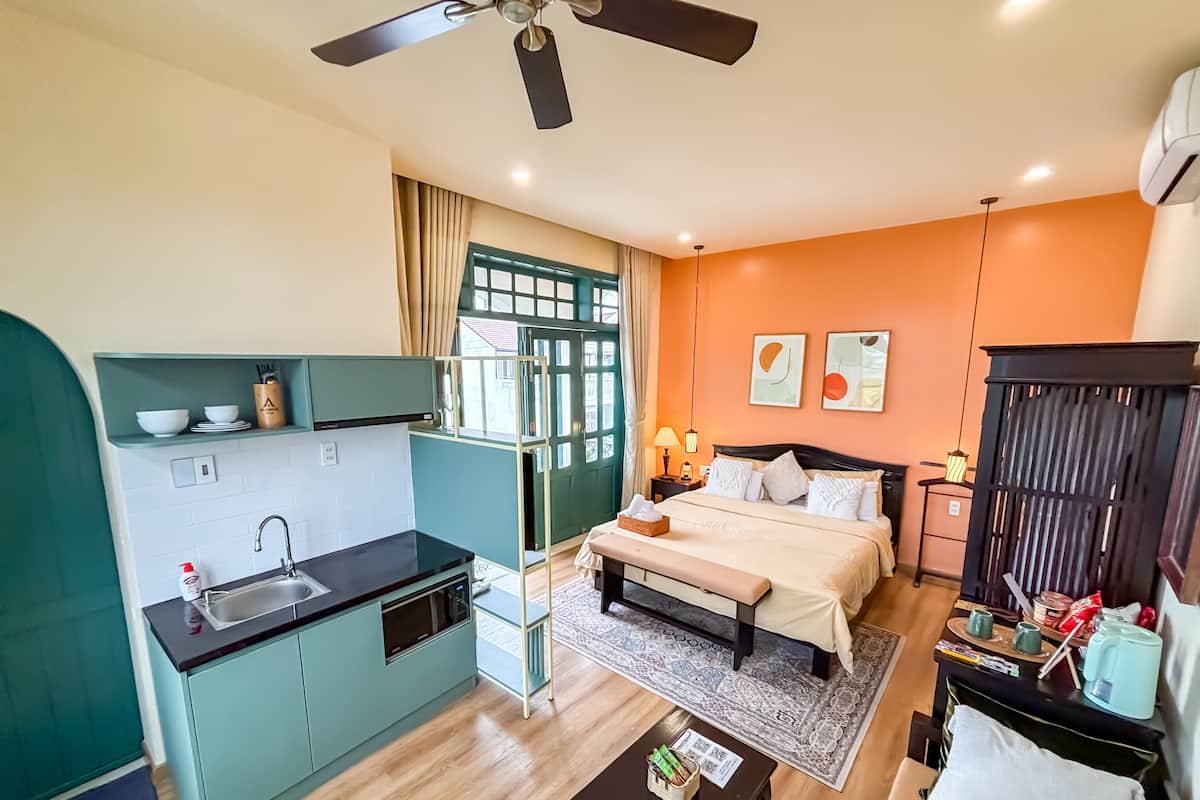 Studio Suite Deluks, 1 Tempat Tidur King, dapur, pemandangan sungai | Seprai premium, selimut bulu angsa, busa memori, dan minibar