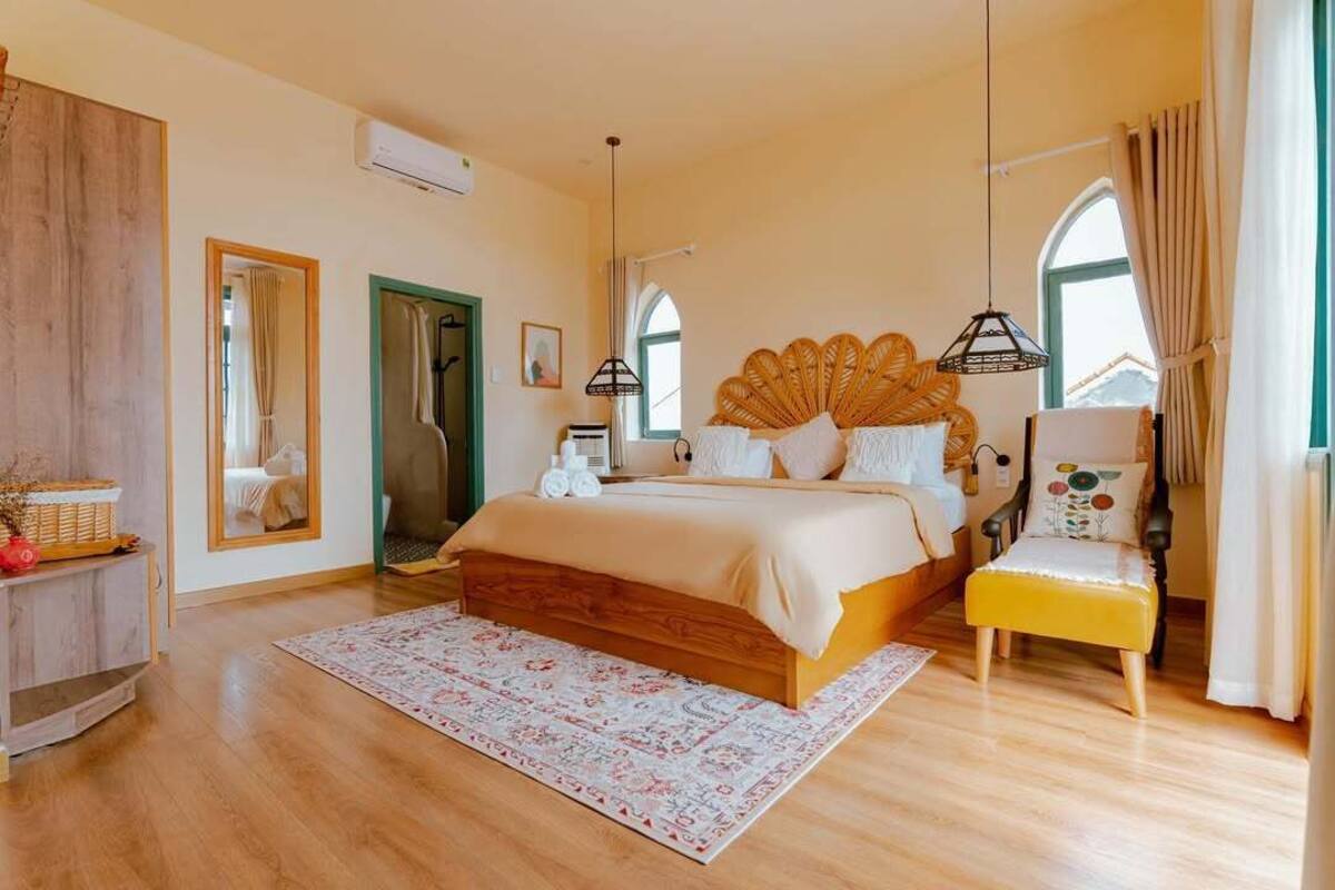 Studio Suite Keluarga, 2 kamar tidur, akses ke kolam renang, pemandangan sungai | Seprai premium, selimut bulu angsa, busa memori, dan minibar