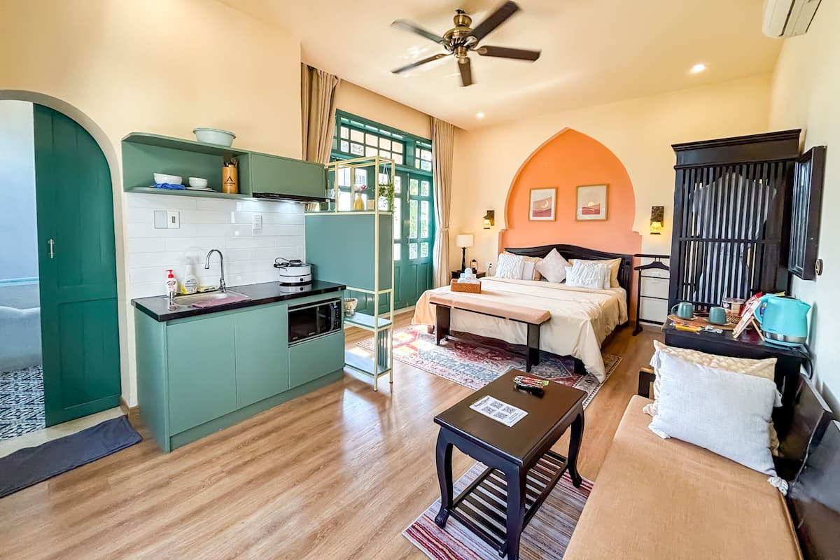 Studio Suite Deluks, 1 Tempat Tidur King, bathtub, pemandangan kolam renang | Seprai premium, selimut bulu angsa, busa memori, dan minibar