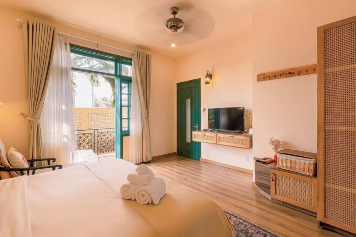 Seprai premium, selimut bulu angsa, busa memori, dan minibar