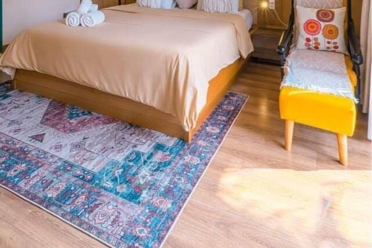 Studio Suite Keluarga, 2 kamar tidur, akses ke kolam renang, pemandangan kolam renang | Seprai premium, selimut bulu angsa, busa memori, dan minibar