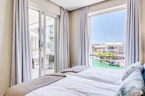 2 bedrooms, desk, iron/ironing board, WiFi - Simplistic Elegance at Altmore 203 (Cape Town)