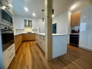 Fridge, oven, dishwasher, coffee/tea maker