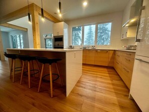 Kühlschrank, Ofen, Geschirrspüler, Wasserkocher mit Kaffee-/Teezubehör