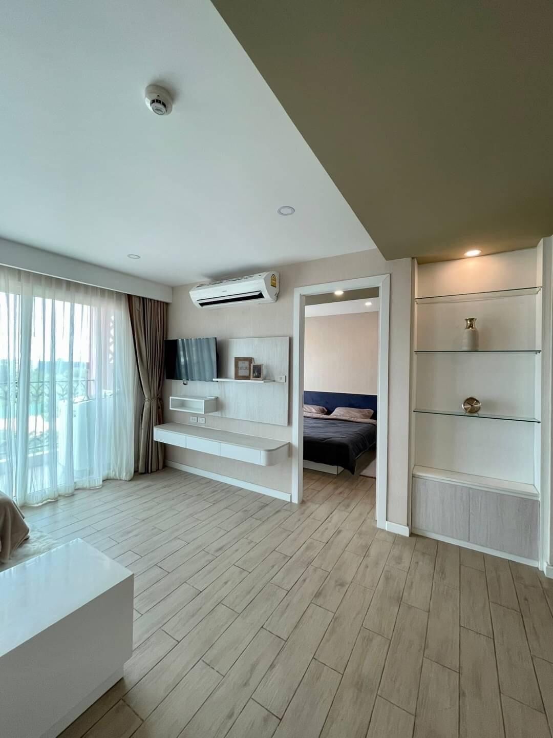 Deluxe Condo, Balcony, Sea View | Living area