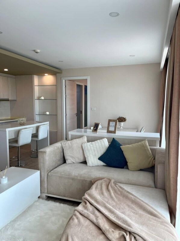 Deluxe Condo, Balcony, Sea View | Living area