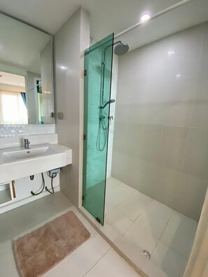 Deluxe appartement, balkon, uitzicht op zee | Badkamer | Een douche, handdoeken, toiletpapier