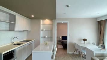 Kondo Deluks, balkon, pemandangan laut | Dapur pribadi | Lemari es, microwave, kompor, dan peralatan masak/sendok-piring