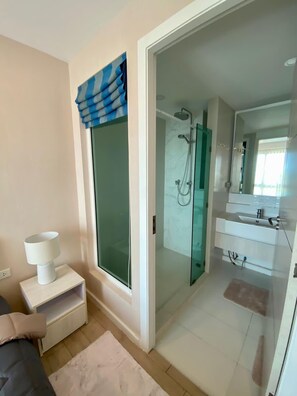 Deluxe Condo, Balcony, Sea View | Bathroom