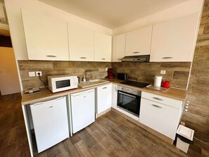 Fridge, microwave, oven, toaster - Air conditioning, fibre connection, in the heart of Les Sablettes, all on foot... (LA SEYNE SUR MER)