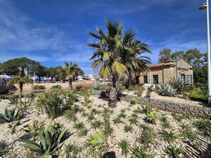 Property grounds - Air conditioning, fibre connection, in the heart of Les Sablettes, all on foot... (LA SEYNE SUR MER)