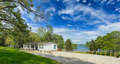 KY Lakeshore Retreat -Waterfront Views, Dock, Deck, Large Parking -NEW 2024