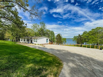 KY Lakeshore Retreat -Waterfront Views, Dock, Deck, Large Parking -NEW 2024