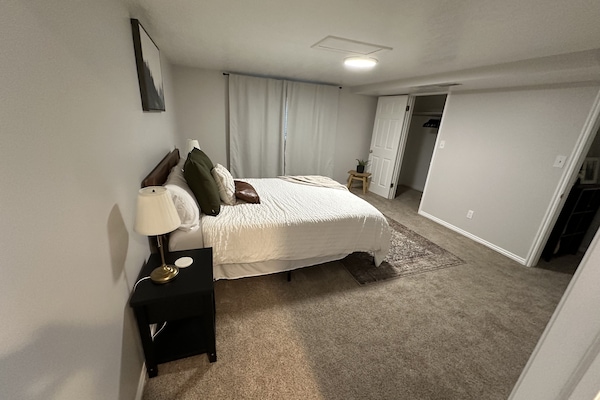 2 habitaciones, escritorio y tabla de planchar con plancha