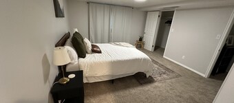 Updated, cozy private basement suite - 25 min to skiing