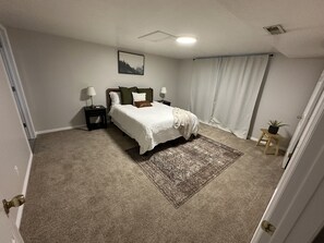 2 sovrum, skrivbord, strykjärn/strykbräda och resesäng