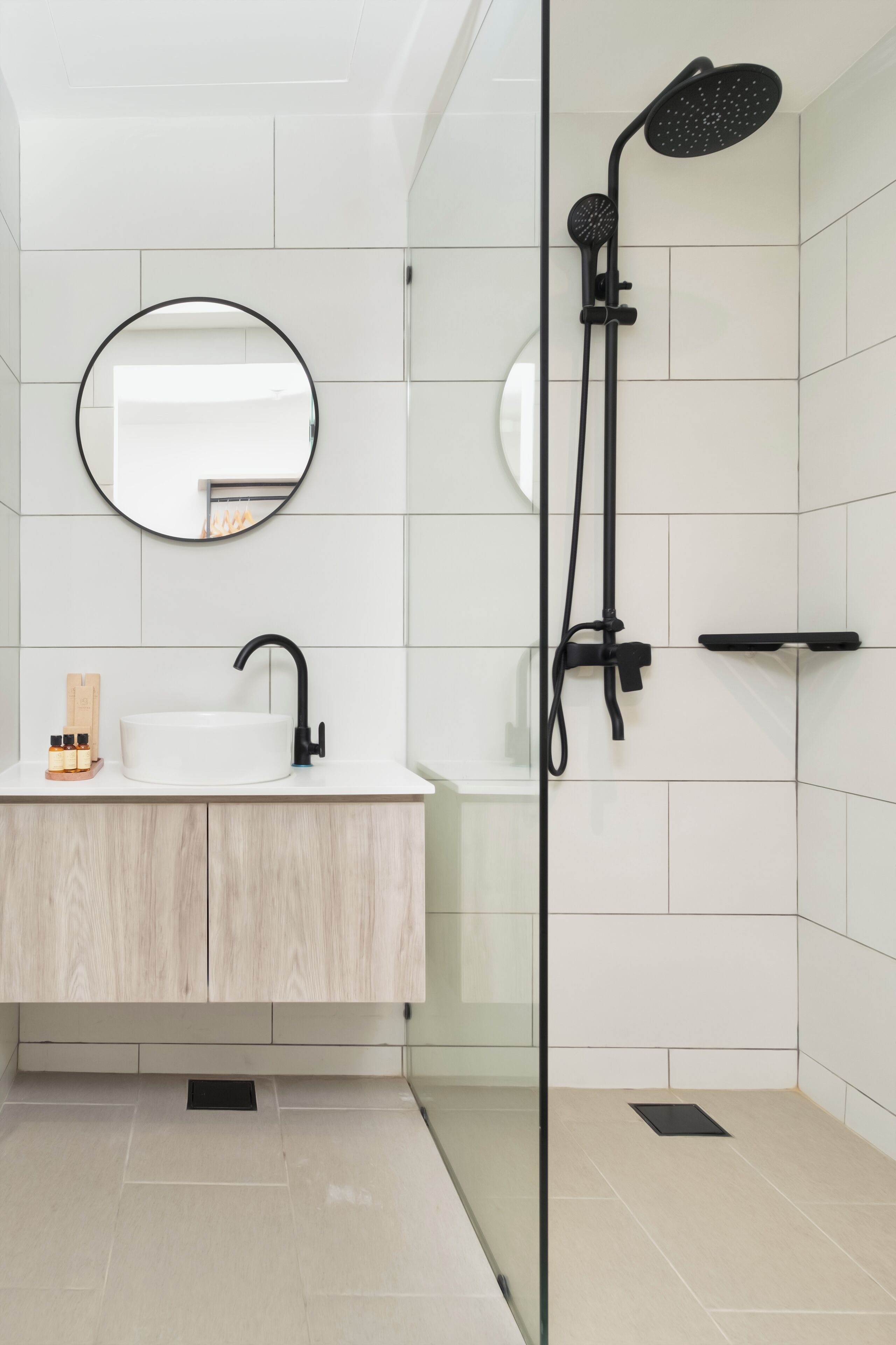 Deluxe King Room | Bathroom | Free toiletries, hair dryer, slippers