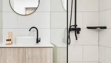 Deluxe King Room | Bathroom | Free toiletries, hair dryer, slippers