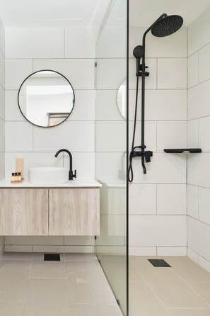 Camera Deluxe (Deluxe King Room) | Bagno | Set di cortesia gratuito, asciugacapelli, pantofole