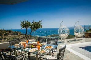 Outdoor dining - Villa Artemis - Paliokastro ,Crete (Paliokastron)