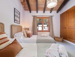 2 chambres, fer et planche à repasser, Wi-Fi, draps fournis