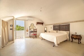 A bedroom with a bed, a desk, a chair, a mirror, and a small table. - Villa Turris - Alliste ,Apulia (Alliste)