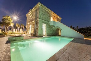 A building with a pool, palm trees, and a night sky. - Villa Turris - Alliste ,Apulia (Alliste)