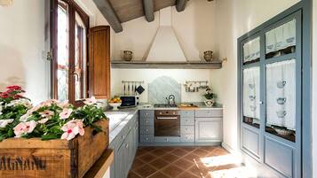 Frigorifero, microonde, lavastoviglie, tostapane