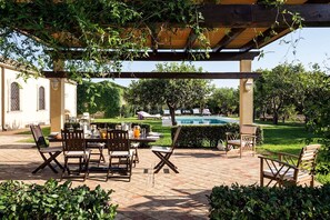 Outdoor dining - Don Salvatore - Ciane ,Sicily (Ciane)