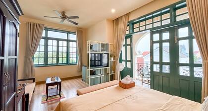 Studio Deluxe room with bathtub and balcony 5 min to oldtown, central Hoi An