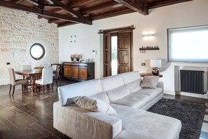 TV, caminetto