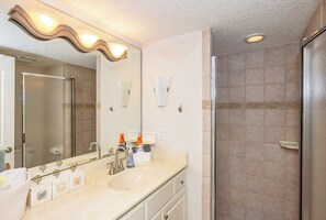 Douche, sèche-cheveux, serviettes fournies