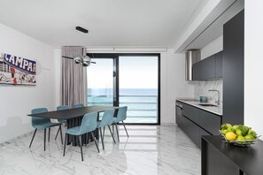 Réfrigérateur, four, lave-vaisselle, grille-pain