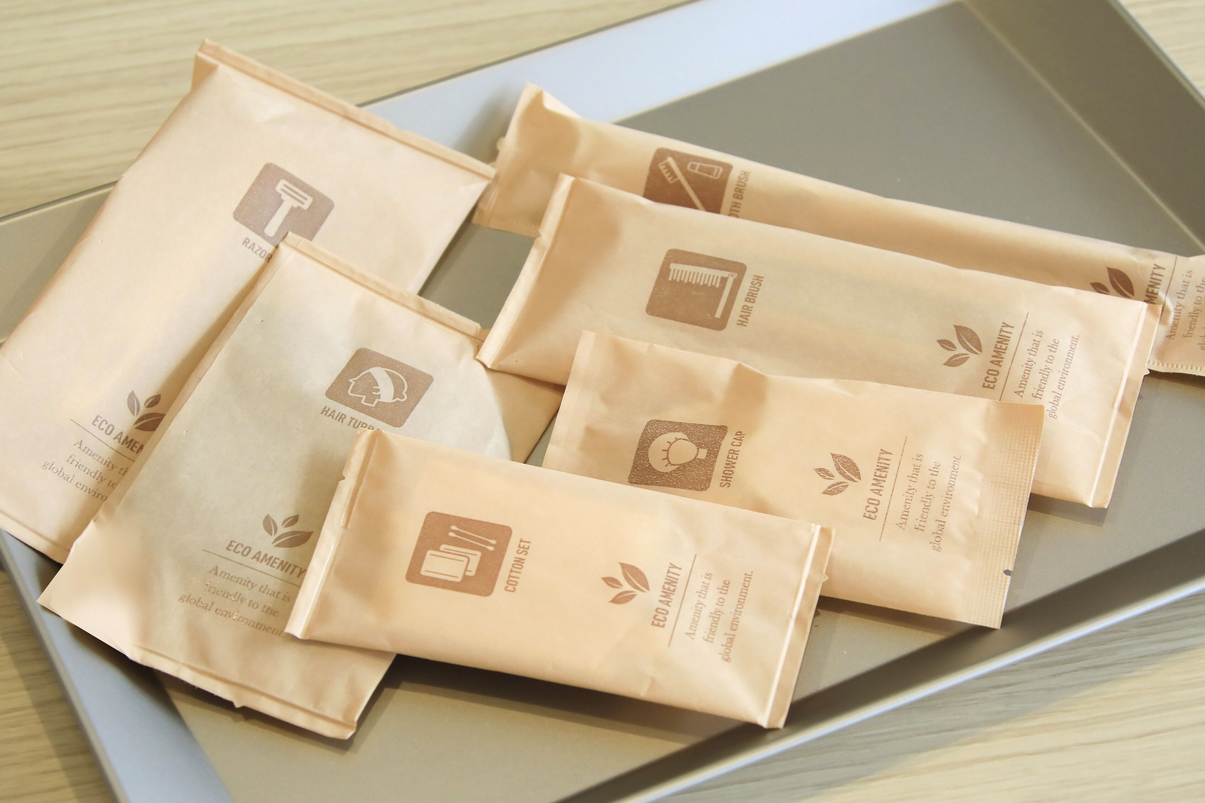 Varios sacos de papel marrón con marca ecológica sobre una bandeja.